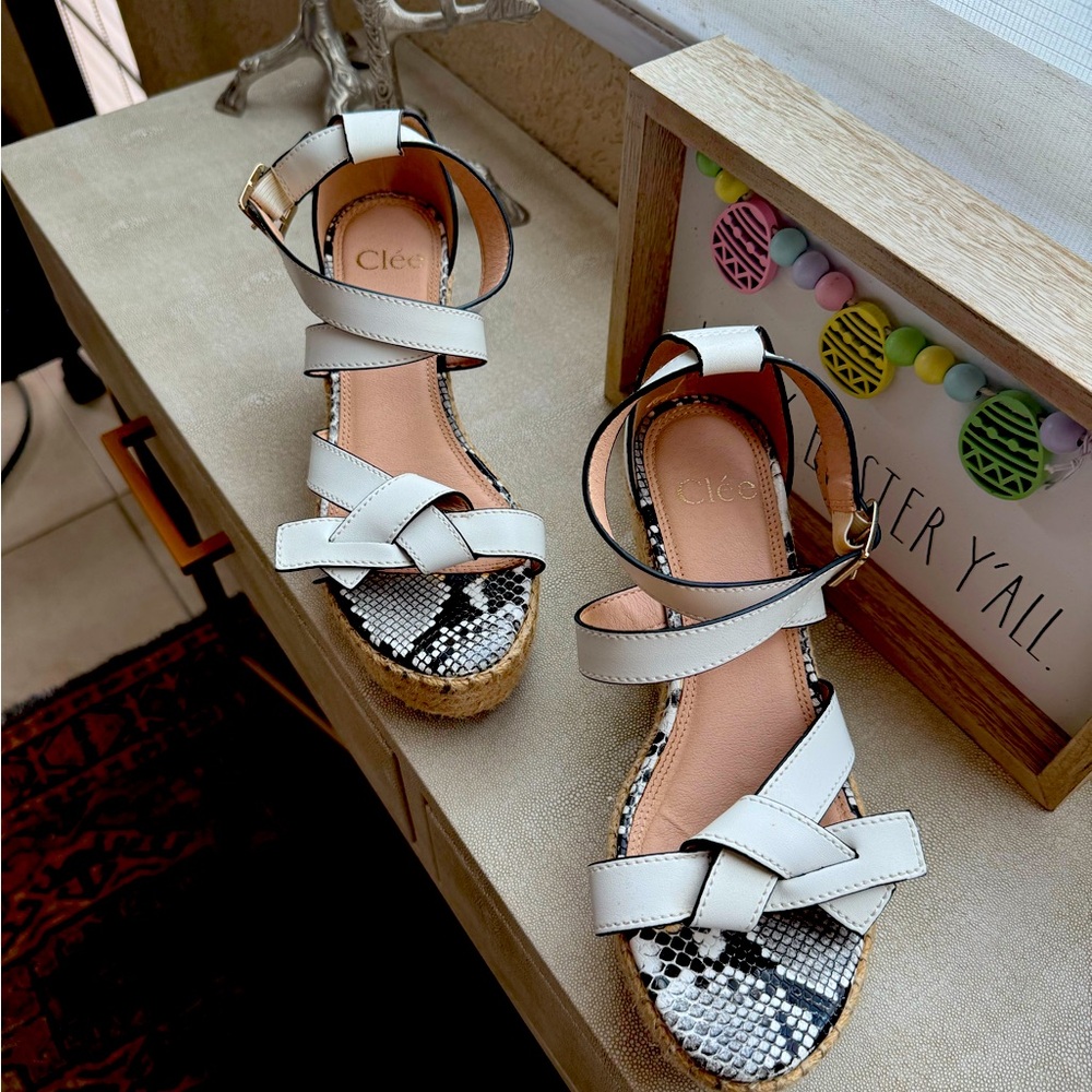 Pretty platform sandals in size 8. Very good condition. Crossed straps!